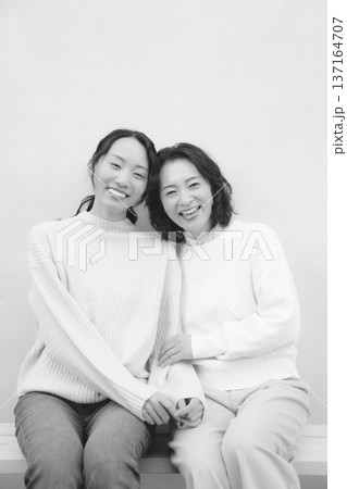 モノクロームな仲良し母娘のポートレート 137164707