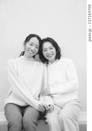 モノクロームな仲良し母娘のポートレート 137164708