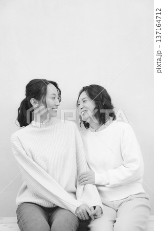 モノクロームな仲良し母娘のポートレート モノクロームな仲良し母娘のポートレート 137164712