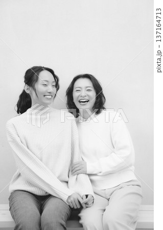 モノクロームな仲良し母娘のポートレート モノクロームな仲良し母娘のポートレート 137164713