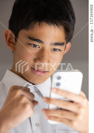 スマホを見みて喜ぶ学生 スマホを見みて喜ぶ学生 137164908