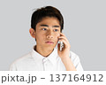 スマホで電話する男子学生 137164912
