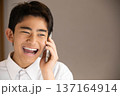 スマホで通話する笑顔の学生 137164914