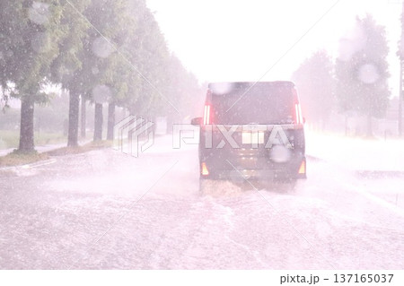 激しい雷雨の夜、雷の閃光の中のドライブ 激しい雷雨の夜、雷の閃光の中のドライブ 137165037