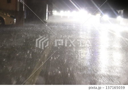 激しい雷雨の夜のドライブ 137165039