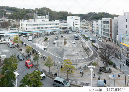 JR逗子駅前のロータリーとバス乗り場の風景　神奈川県逗子市の駅前広場を俯瞰で捉えた街並み 137165044