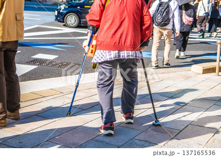 日本の東京都市景観杖の高齢女性….東京マラソン開催日の日本橋・「三越前駅」前の歩道で 日本の東京都市景観杖の高齢女性….東京マラソン開催日の日本橋・「三越前駅」前の歩道で 137165536
