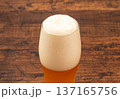 グラスに注がれた生ビール 137165756