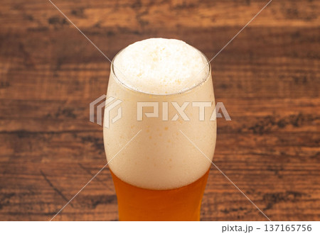 グラスに注がれた生ビール 137165756