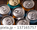 並べられたビール缶 137165757