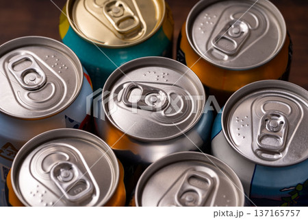 並べられたビール缶 137165757