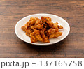 皿に盛った唐揚げ 137165758