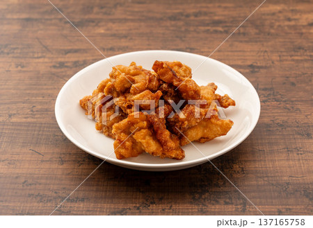 皿に盛った唐揚げ 137165758