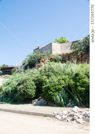 快晴と明るい日差しの下の丘の上に建つ石造りの要塞 地中海に浮かぶフランス領のコルシカ島にて 快晴と明るい日差しの下の丘の上に建つ石造りの要塞 地中海に浮かぶフランス領のコルシカ島にて 137165770
