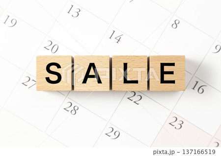 「SALE」と書かれたブロックとカレンダー 「SALE」と書かれたブロックとカレンダー 137166519