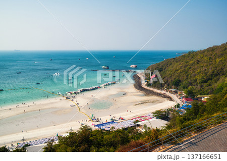 Coastal view of Koh Larn tropical sea beach and tourists enjoying on the beach in sunny day Coastal view of Koh Larn tropical sea beach and tourists enjoying on the beach in sunny day 137166651