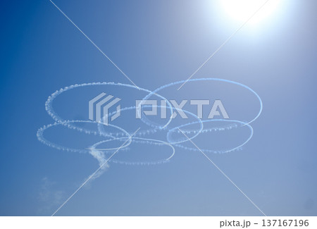 青空に描かれた五輪マーク 137167196