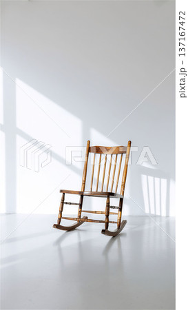 白い部屋に置かれたロッキングチェアと広い余白3 137167472