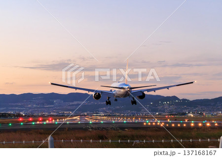 大阪国際空港(伊丹空港)の滑走路への航空機着陸　夕景 137168167