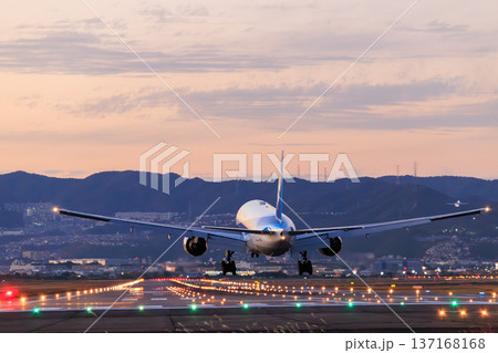 大阪国際空港(伊丹空港)の滑走路への航空機着陸　夕景 137168168