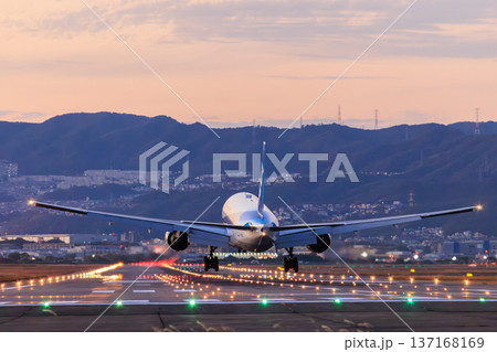 大阪国際空港(伊丹空港)の滑走路への航空機着陸　夕景 137168169