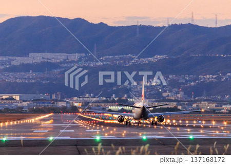 大阪国際空港(伊丹空港)の滑走路からの航空機離陸 夕景 大阪国際空港(伊丹空港)の滑走路からの航空機離陸 夕景 137168172