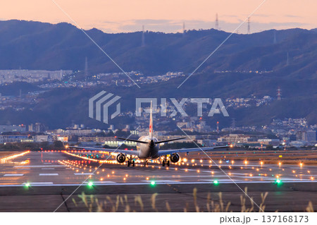 大阪国際空港(伊丹空港)の滑走路からの航空機離陸　夕景 137168173