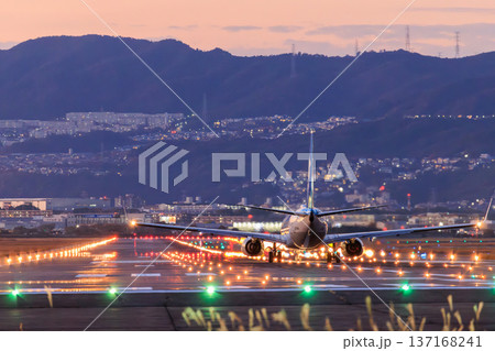 大阪国際空港(伊丹空港)の滑走路からの航空機離陸 夕景 大阪国際空港(伊丹空港)の滑走路からの航空機離陸 夕景 137168241