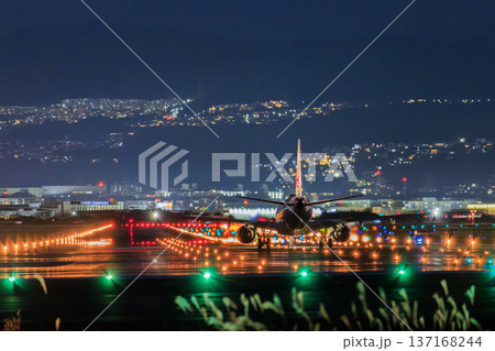 大阪国際空港(伊丹空港)の滑走路からの航空機離陸 夜景 大阪国際空港(伊丹空港)の滑走路からの航空機離陸 夜景 137168244