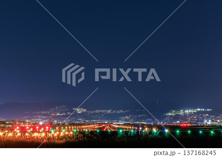 大阪国際空港(伊丹空港)の滑走路の夜景 大阪国際空港(伊丹空港)の滑走路の夜景 137168245