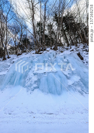 青の滝の氷瀑と雪景色 北海道の冬に輝くブルーアイス 137168258