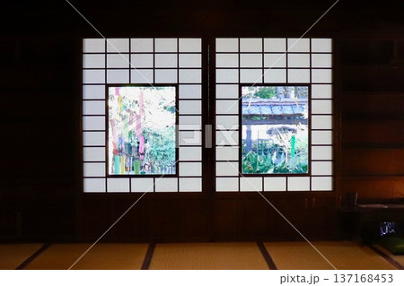 古民家のガラス越しに見える七夕飾り・2 137168453