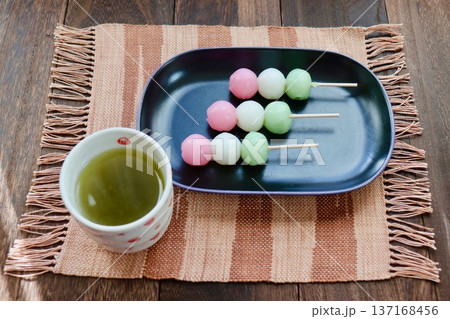 三色団子と緑茶 三色団子と緑茶 137168456