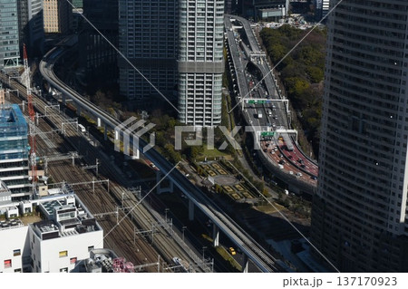 日本の都会 線路と道路と街並み 日本の都会 線路と道路と街並み 137170923