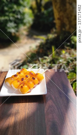 白い皿に盛られたみたらし団子 三つ 白い皿に盛られたみたらし団子 三つ 137171482