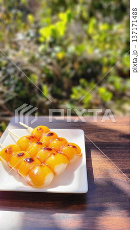 白い皿に盛られたみたらし団子 三つ 白い皿に盛られたみたらし団子 三つ 137171488