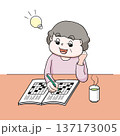 パズル雑誌を楽しむ高齢者 137173005