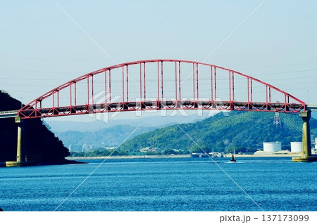 海上から見た笠戸島大橋 海上から見た笠戸島大橋 137173099