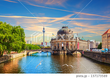 Sunset view on Museum Island and the bridge over the river Spree, Berlin, Germany 137173589