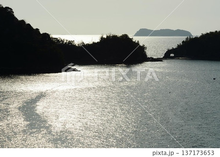 キラキラ輝く昼さがりの夕日岬 137173653