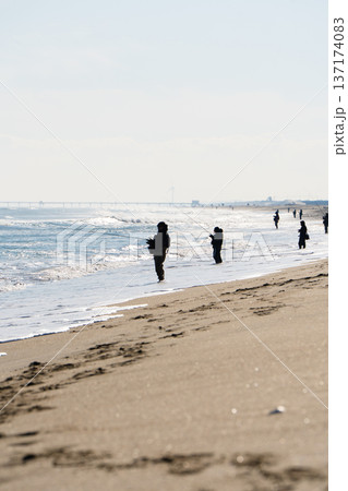 日川浜海水浴場の釣り人シルエット 137174083