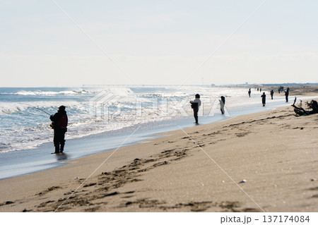 日川浜海水浴場の釣り人シルエット 日川浜海水浴場の釣り人シルエット 137174084