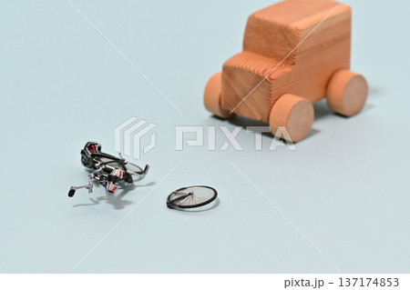 自動車と自転車の交通事故イメージ 137174853