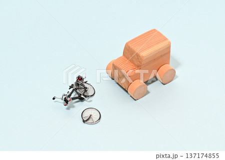 自動車と自転車の交通事故イメージ 137174855