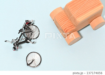 自動車と自転車の交通事故イメージ 137174856