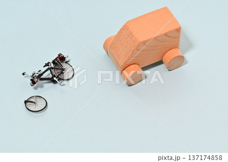 自動車と自転車の交通事故イメージ 137174858