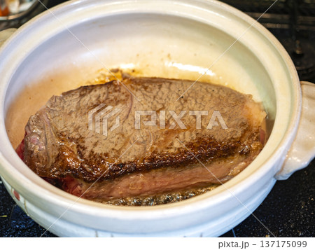 五感を刺激！土鍋で焼く極上ステーキの誘惑 137175099