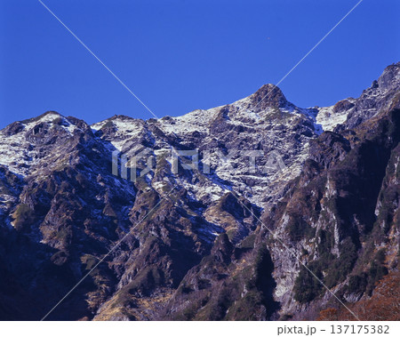 青空の下、冠雪した谷川岳連峰 137175382