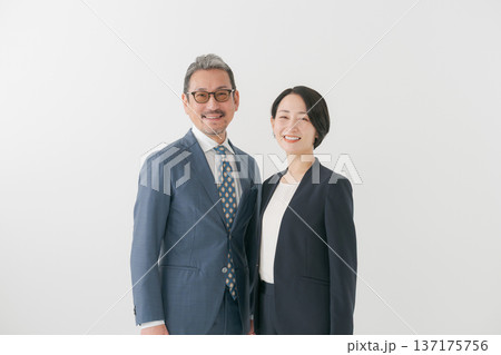 スーツを着ている男女 スーツを着ている男女 137175756