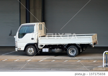 白い平ボディトラック 白い平ボディトラック 137175838